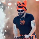Ο Ακύλας, η Eurovision, η αποθέωση του γκλίτερ και ο θόρυβος των τενεκέδων