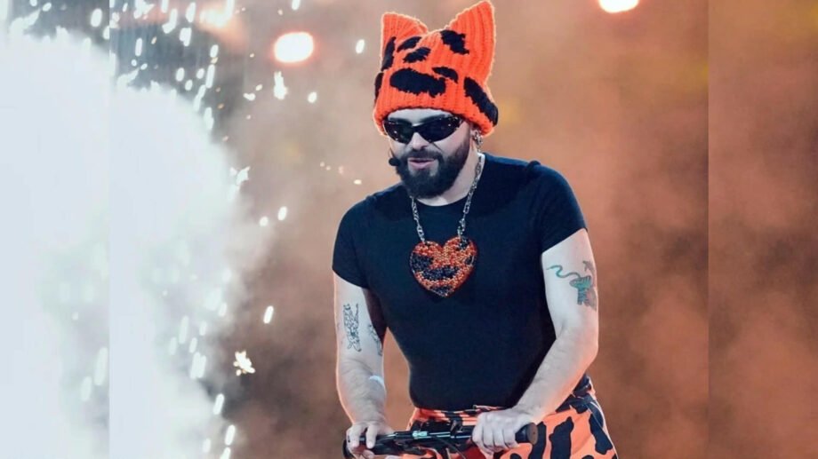 Ο Ακύλας, η Eurovision, η αποθέωση του γκλίτερ και ο θόρυβος των τενεκέδων